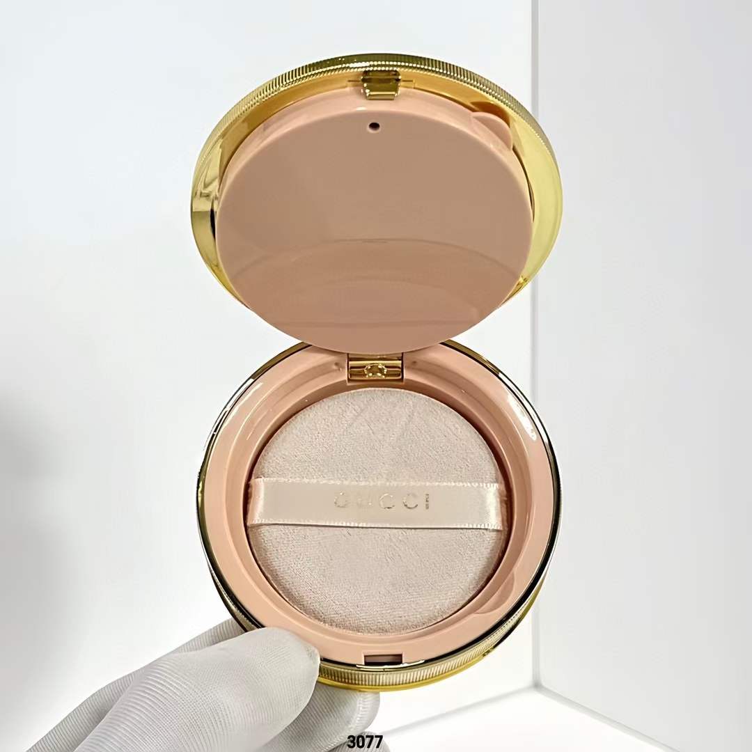 Gucci Face Powder – Luxe Radiance & Silky Perfection in Every Swipe